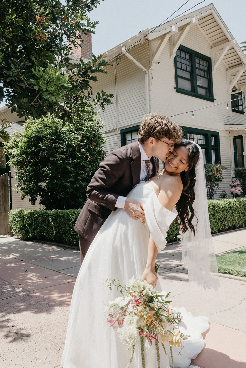 Couple cake cutting